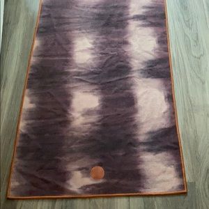 Manduka Yogitoes skidless technology mat towel